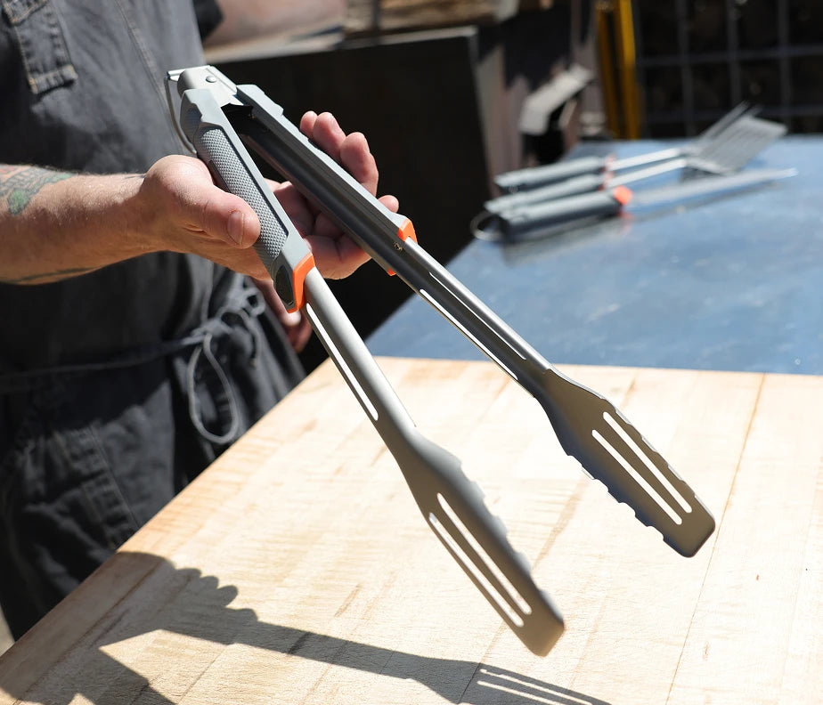 <h6>Locked in your hand, every time.</h6><p>A soft-touch TPR overlay molded over a hard PP core, finished with a chiseled knurling pattern that keeps the handle firmly in your hand barehanded or through heavy gloves.</p><h6>Built for real cooking.</h6><p>Grease, marinade, sauce, the long burn of a low-and-slow cook. The grip holds through all of it.</p>