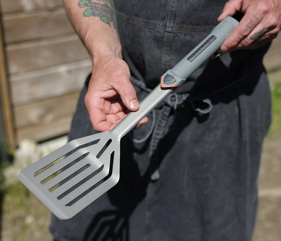 <h6>Tuned for the carve.</h6><p>A high carbon count lets it hold a sharp edge through serving. High chromium content keeps it corrosion-resistant through grease, marinade, and the work of plating up.</p>