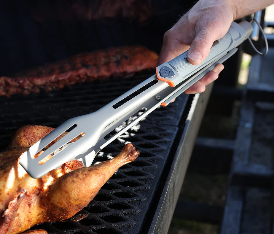<h6>Locked in your hand, every time.</h6><p>A soft-touch TPR overlay molded over a hard PP core, finished with a chiseled knurling pattern that keeps the handle firmly in your hand barehanded or through heavy gloves.</p><h6>Built for real cooking.</h6><p>Grease, marinade, sauce, the long burn of a low-and-slow cook. The grip holds through all of it.</p>
