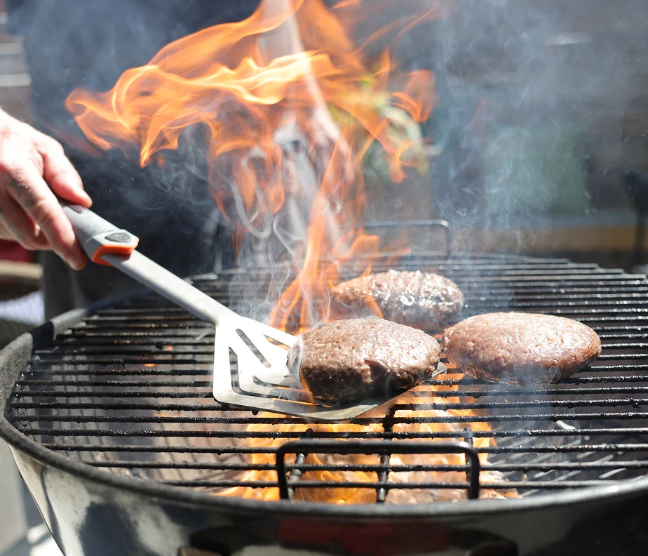 <h6>Engineered for direct heat.</h6><p>304 stainless steel is the standard for cookware that lives near fire. It shrugs off corrosion, takes high heat without warping, and stands up to impact when you’re pulling heavy cuts off the grates.</p>