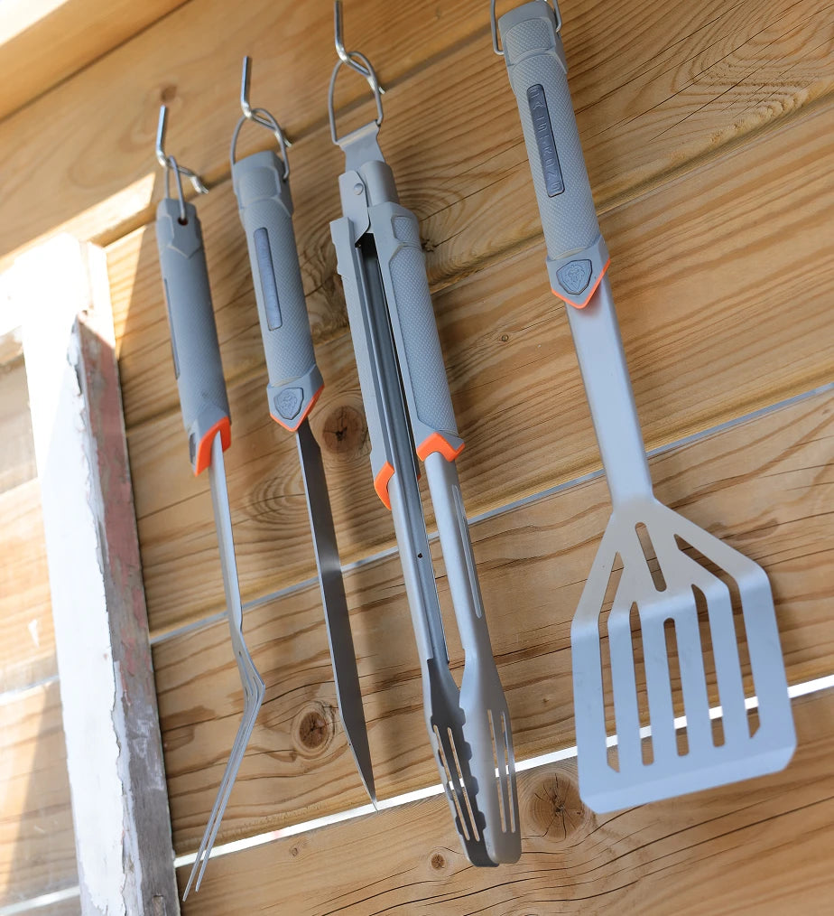 <h6>Every tool, every job.</h6><p>From the first sear to the final carve. The spatula and fork for flipping and lifting, the locking tongs for grabbing and turning, the knife for slicing for the plate.</p>