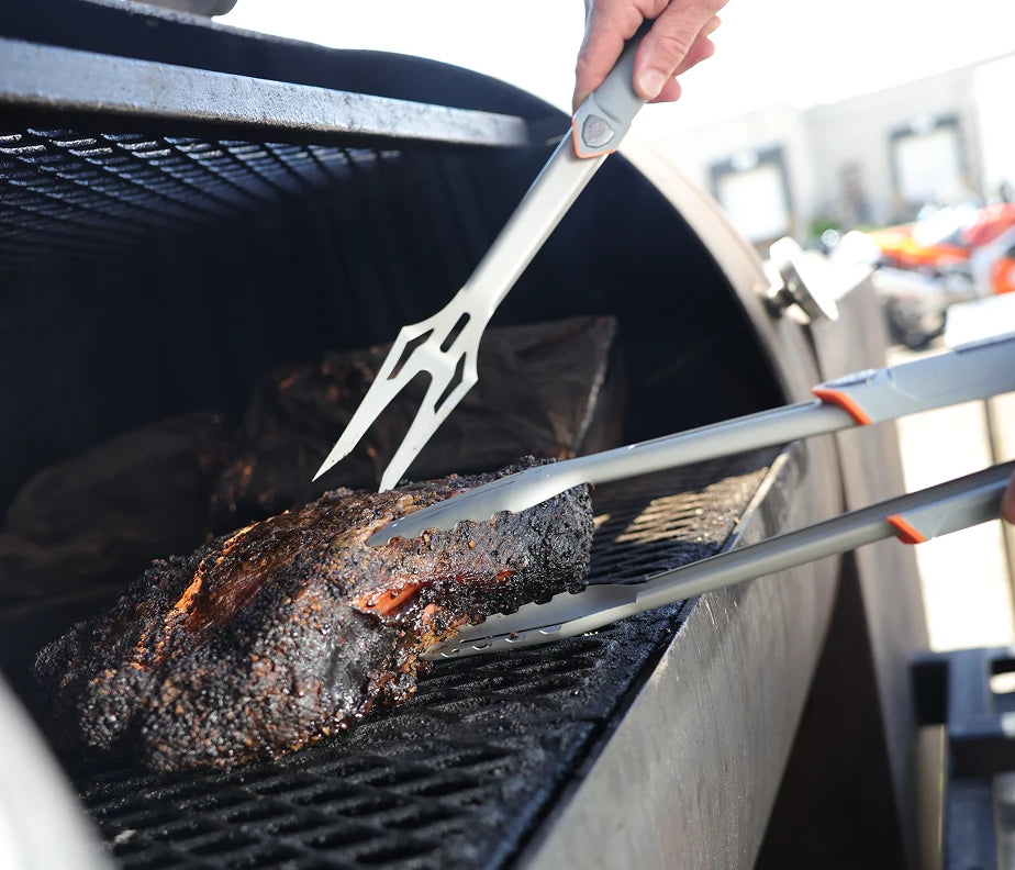 <h6>Handles direct heat, easily.</h6><p>Every component, head to handle, is engineered to hold up to the realities of open-flame cooking. The Titanium Nitride coating, the heat-stable polymers in the KNURLOX™ handle, the corrosion resistance throughout.</p>