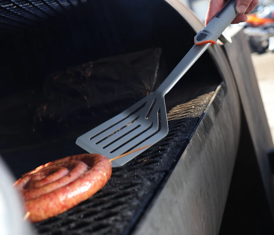 <h6>Wash, dry, put away.</h6><p>Grilling makes a mess. The tools shouldn’t make cleanup a second job. Stainless steel coated in Titanium Nitride rinses clean of grease, sauce, and marinade with warm water and dish soap. The KNURLOX™ handle wipes down just as easily and doesn’t hold onto smell or stain.</p>