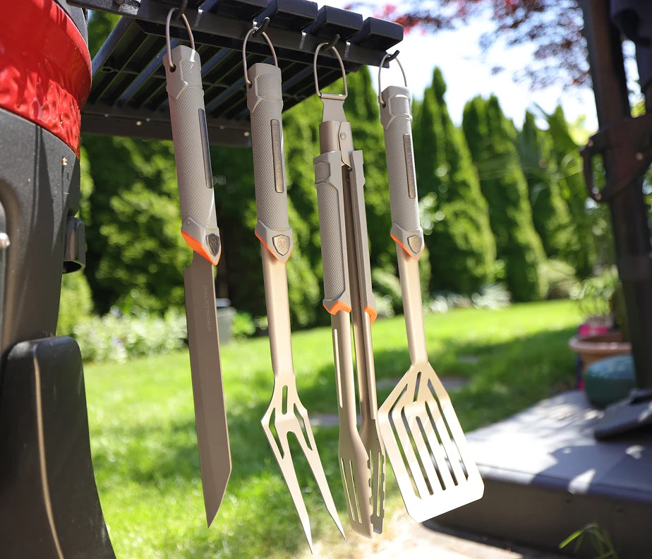 <h6>Engineered for how real grilling actually works.</h6><p>Gloves on, fire up, no fussing with your tools.</p>