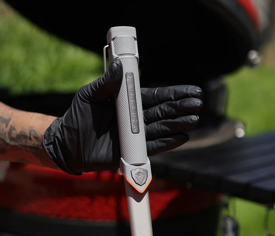 <h6>Get a better grip.</h6><p>Inspired by the knurling on motorcycle grips, KNURLOX™ is engineered for the one thing that decides a grilling tool’s worth: grip.</p>