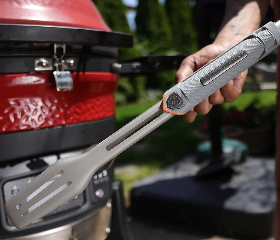 <h6>Wash, dry, put away.</h6><p>Grilling makes a mess. The tools shouldn’t make cleanup a second job. Stainless steel coated in Titanium Nitride rinses clean of grease, sauce, and marinade with warm water and dish soap. The KNURLOX™ handle wipes down just as easily and doesn’t hold onto smell or stain.</p>