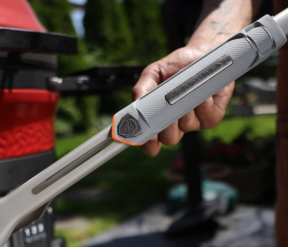 <h6>Get a better grip.</h6><p>Inspired by the knurling on motorcycle grips, KNURLOX™ is engineered for the one thing that decides a grilling tool’s worth: grip.</p>
