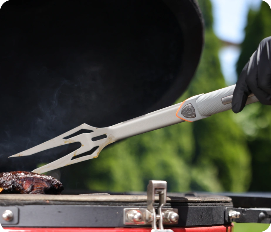 <h6>Get a better grip.</h6><p>Inspired by the knurling on motorcycle grips, KNURLOX™ is engineered for the one thing that decides a grilling tool’s worth: grip.</p>