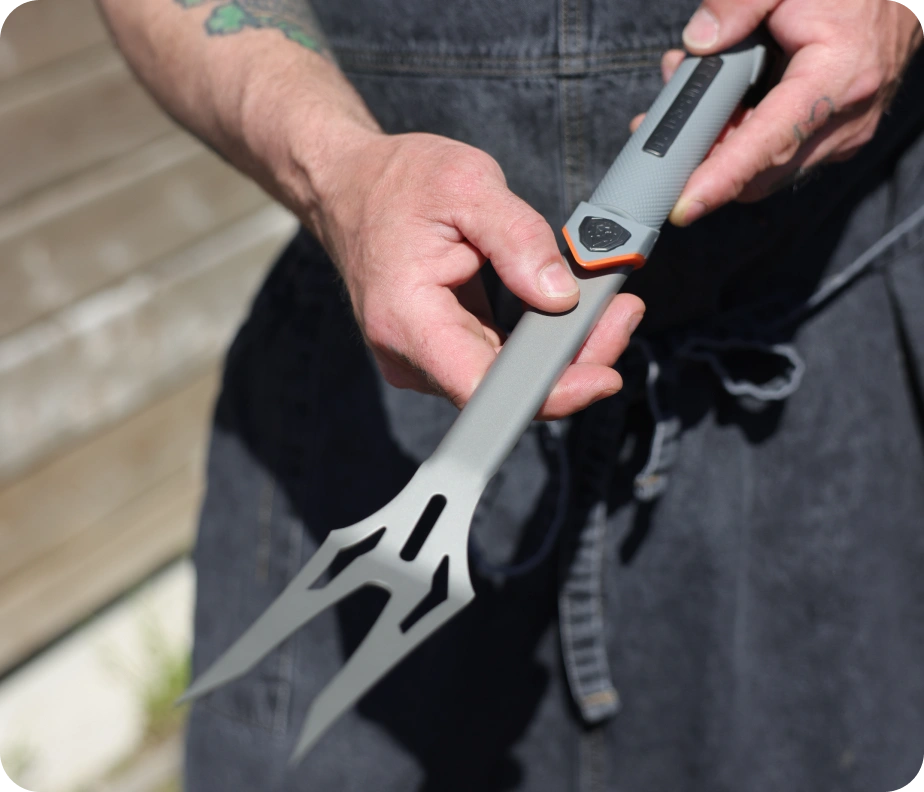 <h6>Handles direct heat, easily.</h6><p>Every component, head to handle, is engineered to hold up to the realities of open-flame cooking. The Titanium Nitride coating on the heads, the heat-stable polymers in the KNURLOX™ handles, the corrosion resistance throughout.</p>