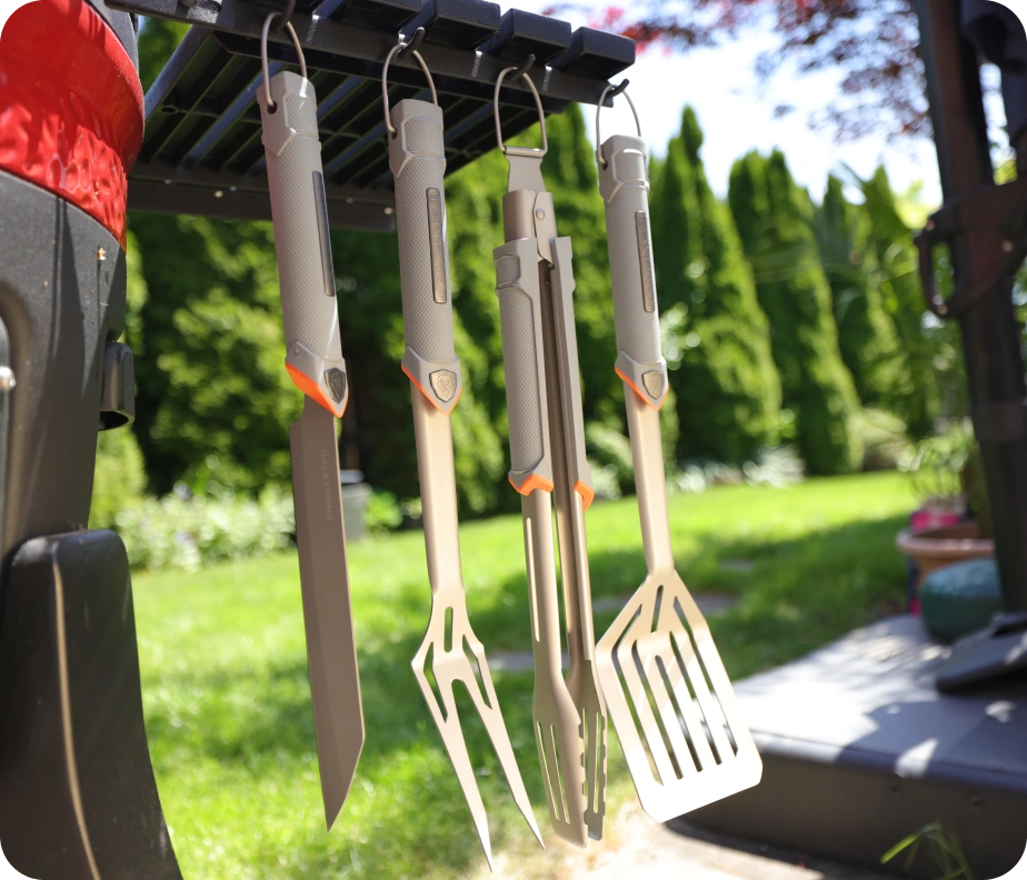 <h6>Engineered for how real grilling actually works.</h6><p>Gloves on, fire up, no fussing with your tools. <br/></p>