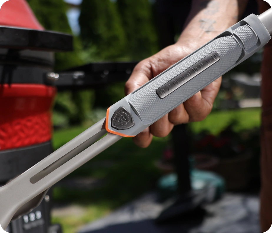 <h6>Get a better grip.</h6><p>Inspired by the knurling on motorcycle grips, KNURLOX™ is engineered for the one thing that decides a grilling tool’s worth: grip.</p>