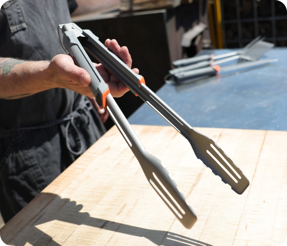 <h6><strong>Locked in your hand, every time.</strong></h6><p>A soft-touch TPR overlay molded over a hard PP core, finished with a chiseled knurling pattern that keeps the handle firmly in your hand barehanded or through heavy gloves.</p>