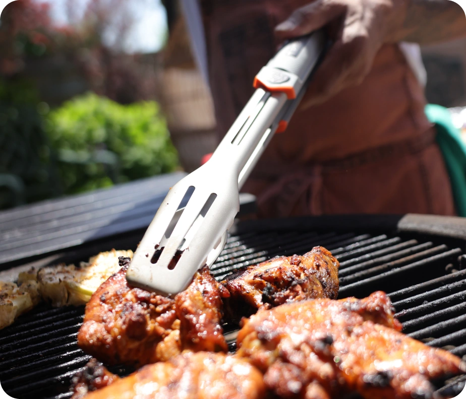 <h6><strong>Locked closed when not in use.</strong></h6><p>The integrated locking plate keeps the tongs shut between cooks. Stack them in a drawer, hang them on a rail, throw them in a bag for travel grilling. No bowing open, no taking up half the drawer.</p>