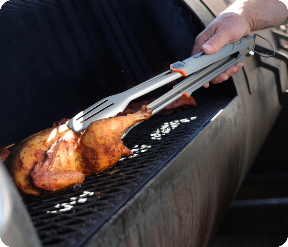 <h6><strong>Precise when they matter.</strong></h6><p>Release the lock and the tongs spring open with the right tension for control. Grab delicate skewers without crushing, turn heavy ribs without slipping.</p><h6>Built for real cooking.</h6><p>Grease, marinade, sauce, the long burn of a low-and-slow cook. The grip holds through all of it.</p>