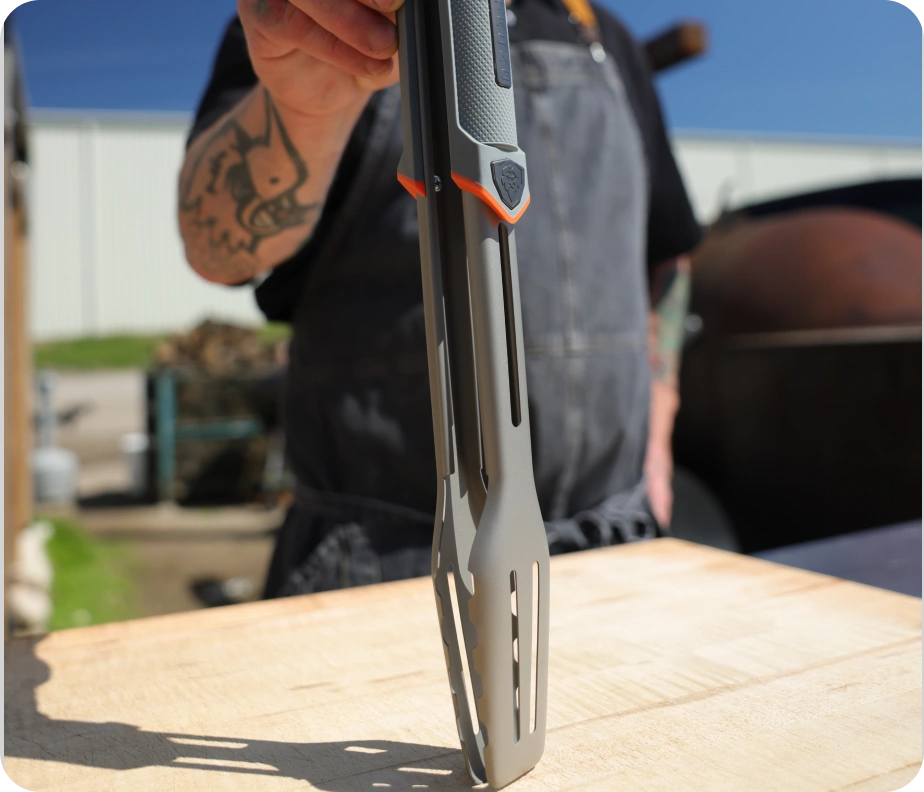 <h6><strong>Engineered for direct heat.</strong></h6><p>304 stainless steel is the standard for cookware that lives near fire. It shrugs off corrosion, takes high heat without warping, and stands up to impact when you’re pulling heavy cuts off the grates.</p>