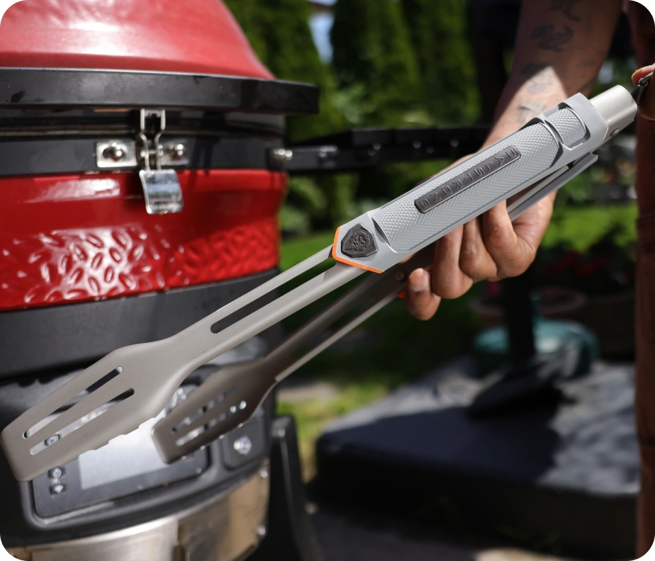 <h6>Smoother working surface.</h6><p>Food releases more cleanly off the head, so grabbing, lifting, and plating stay tidy through long sessions at the grill.</p>