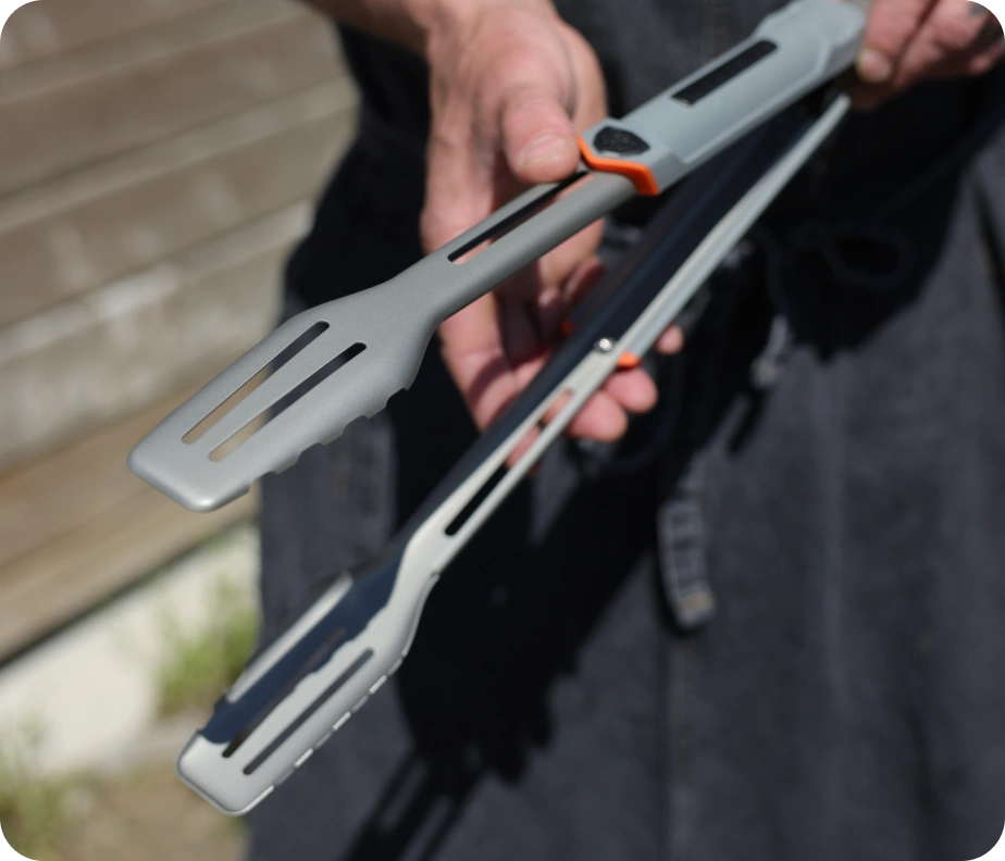 <h6><strong>Stay sharp through the long burn.</strong></h6><p>Hours at the grill add up. The balanced build keeps your wrist fresh through long cooks, so the last grab is as clean as the first.</p>