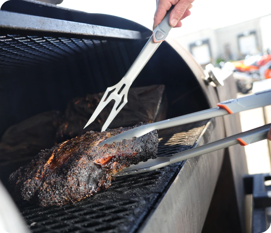 <h6><strong>Handles direct heat, easily.</strong></h6><p>Every component, head to handle, is engineered to hold up to the realities of open-flame cooking. The Titanium Nitride coating, the heat-stable polymers in the KNURLOX™ handle, the corrosion resistance throughout.</p>