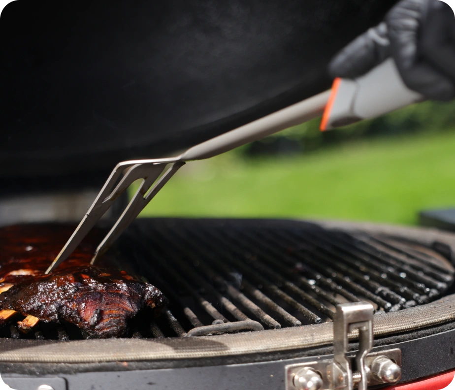 <h6>Tuned for the carve.</h6><p>A high carbon count lets it hold a sharp edge through serving. High chromium content keeps it corrosion-resistant through grease, marinade, and the work of plating up.</p>