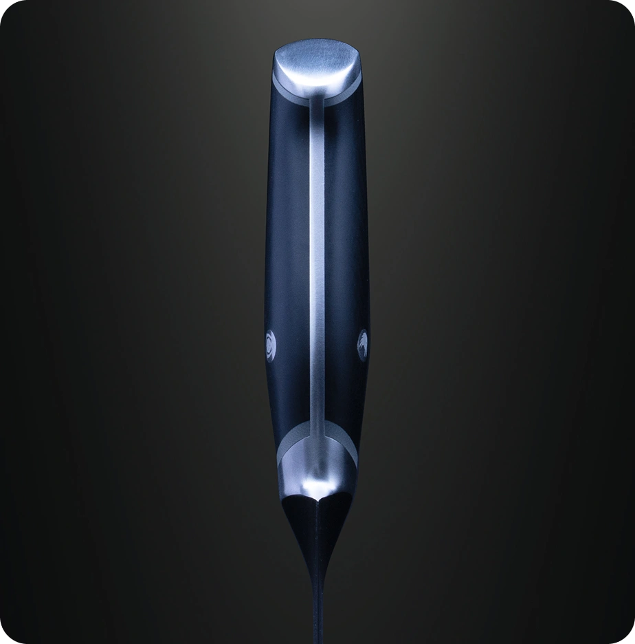 <h6>Unyielding strength</h6><p>The full tang, a single piece of steel from blade tip to end cap, runs the length of your knife to create excellent balance in hand, and guarantee lasting strength.</p>
