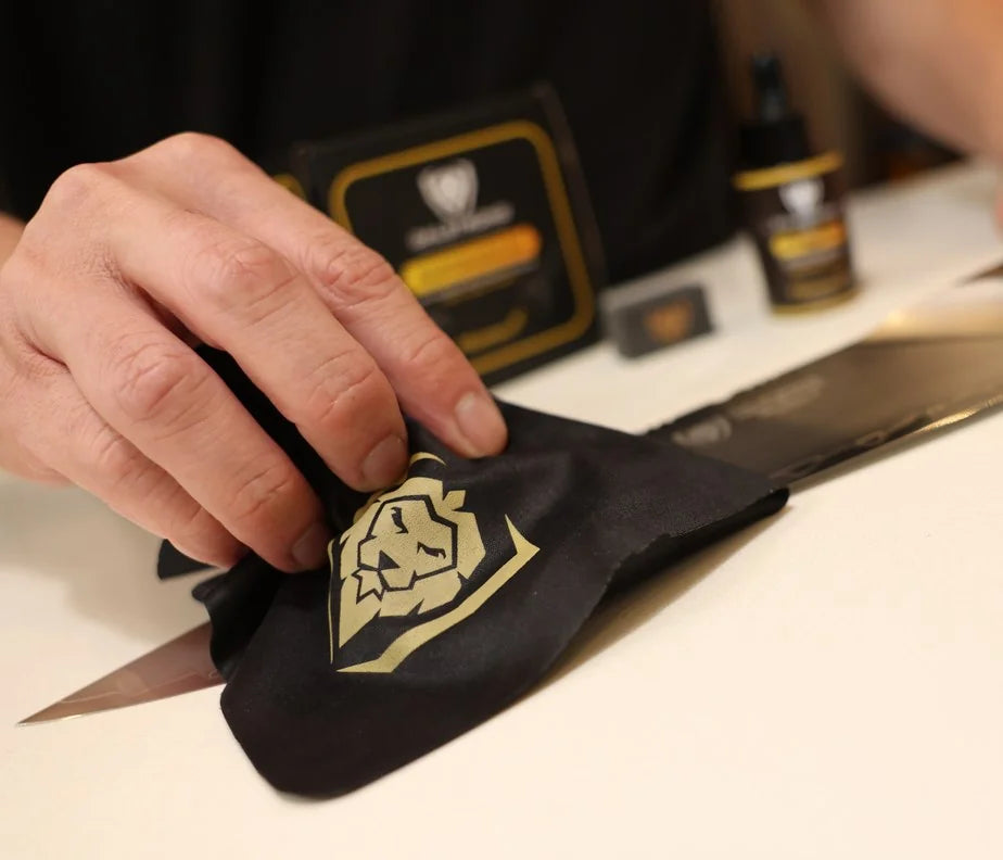<h3>Buff to a sheen.</h3><p>Wipe away the excess and leave a light, lasting sheen on every blade.</p><h3>Room to work.</h3><p>At 300 × 300 mm, it’s large enough for long blades, handles and boards.</p>