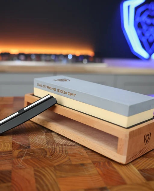 Dual-sided whetstone, beech wood base and sharpening angle guide